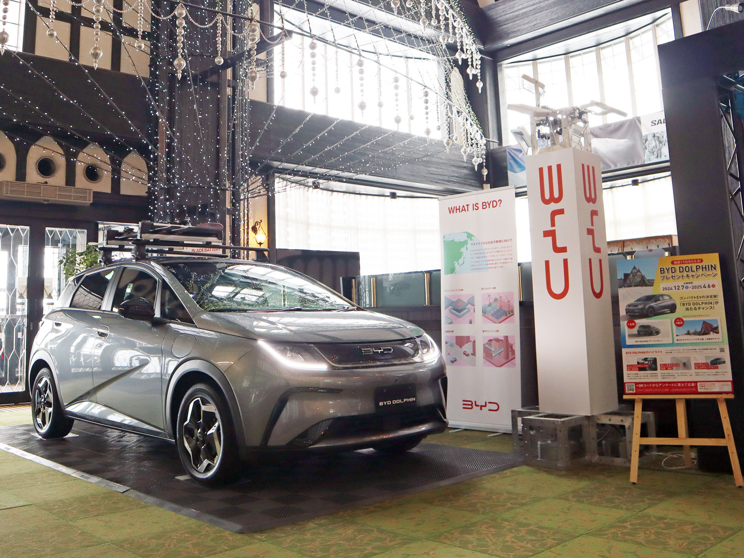 BYD DOLPHINの展示風景（ホテル館内にて）